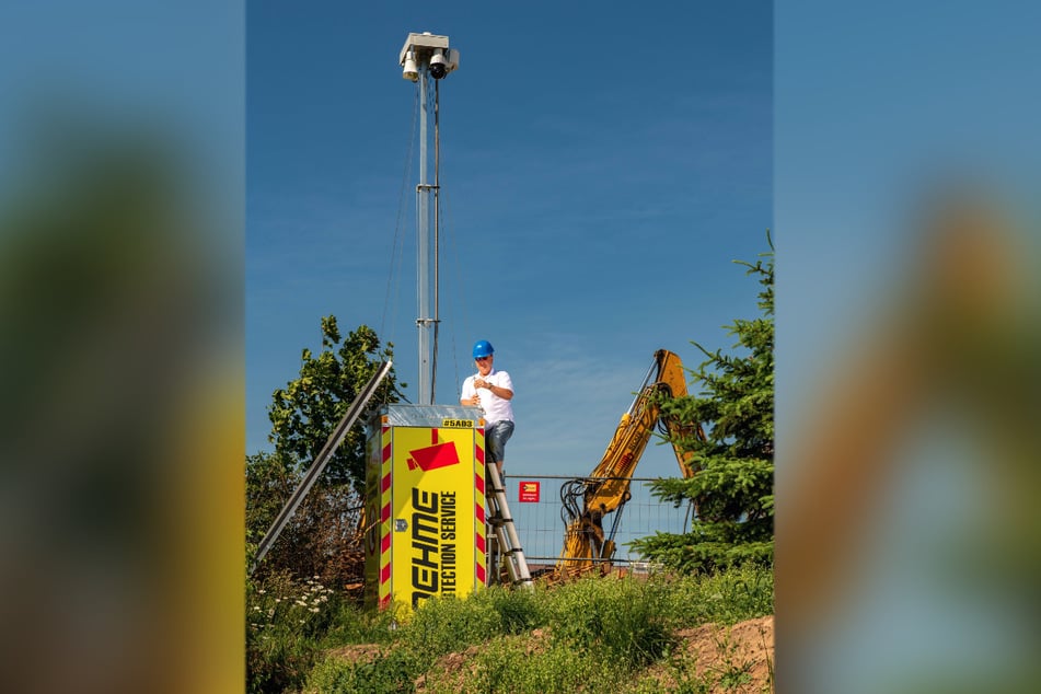 Schreckt Baustellen-Diebe ab: eine Kamera-Box von Mario Oehme (53) auf einer Baustelle in Höckendorf.