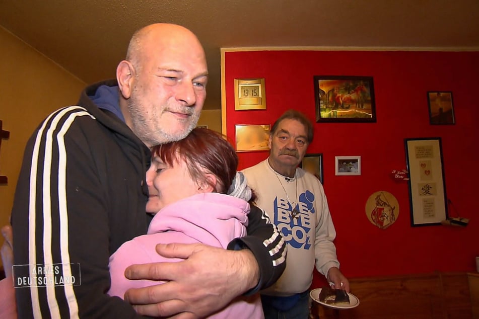 Während Carola (40) ihren Ex Stefan (55, l.) etwas zu innig begrüßt, bringt Partner Lothar (63) den Kuchen.
