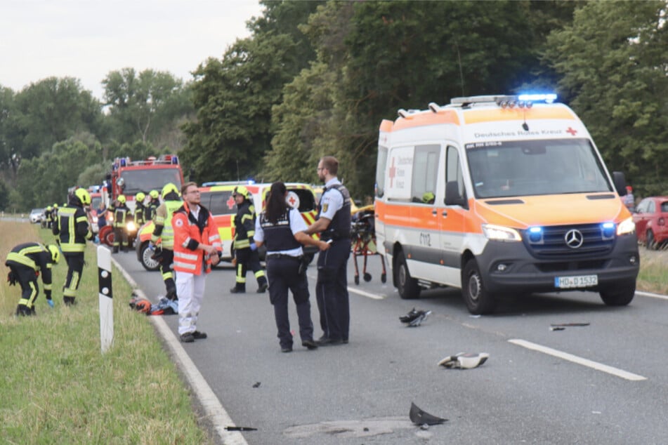 Kawasaki-Fahrer will überholen und kracht in Auto: Rettungs-Hubschrauber im Einsatz