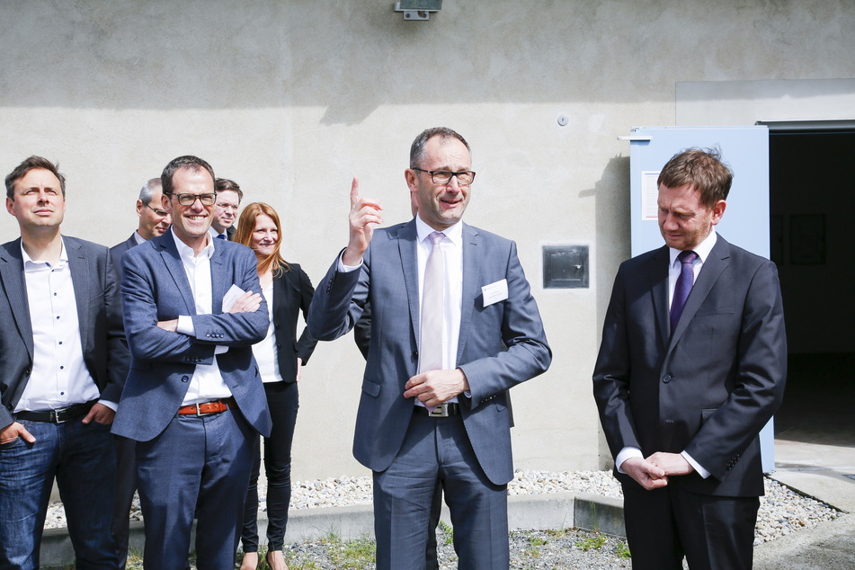 Funkturm-Chef Bruno Jacobfeuerborn (62, M.) und Ministerpräsident Michael Kretschmer (47, CDU, r.) freuen sich über den Fortschritt des Projekts.