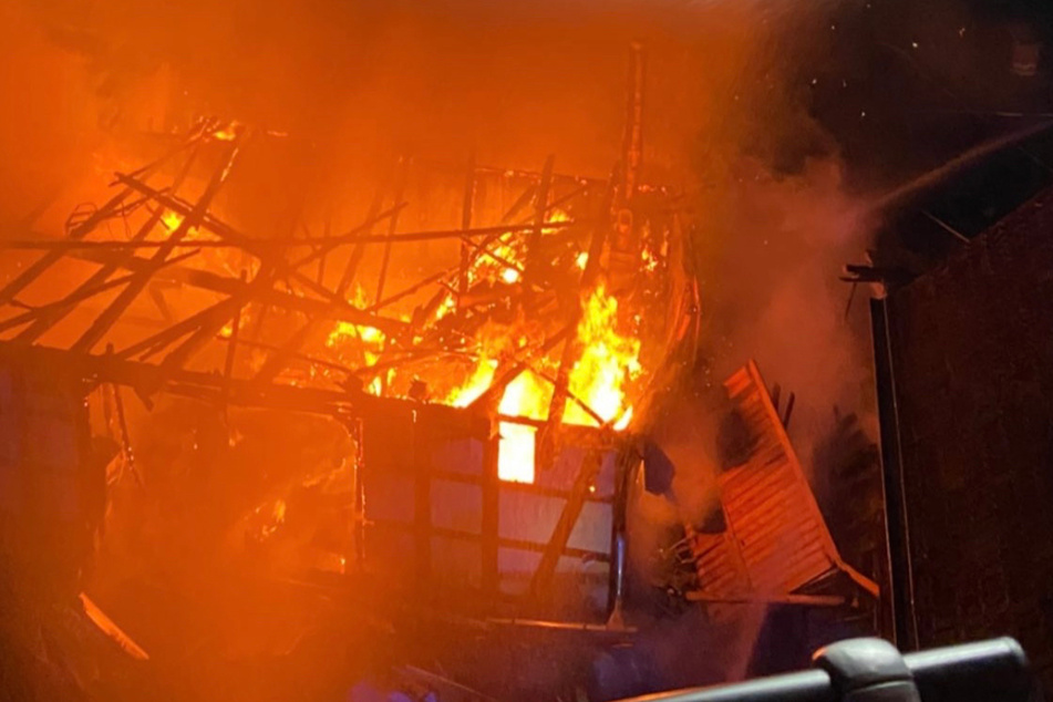 100.000 Euro Schaden bei Scheunenbrand: Wind entfacht Flammen immer wieder neu