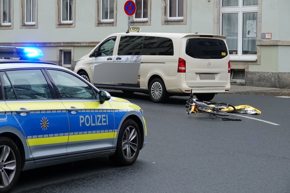 Die Radfahrerin wurde von einem Taxi erfasst.