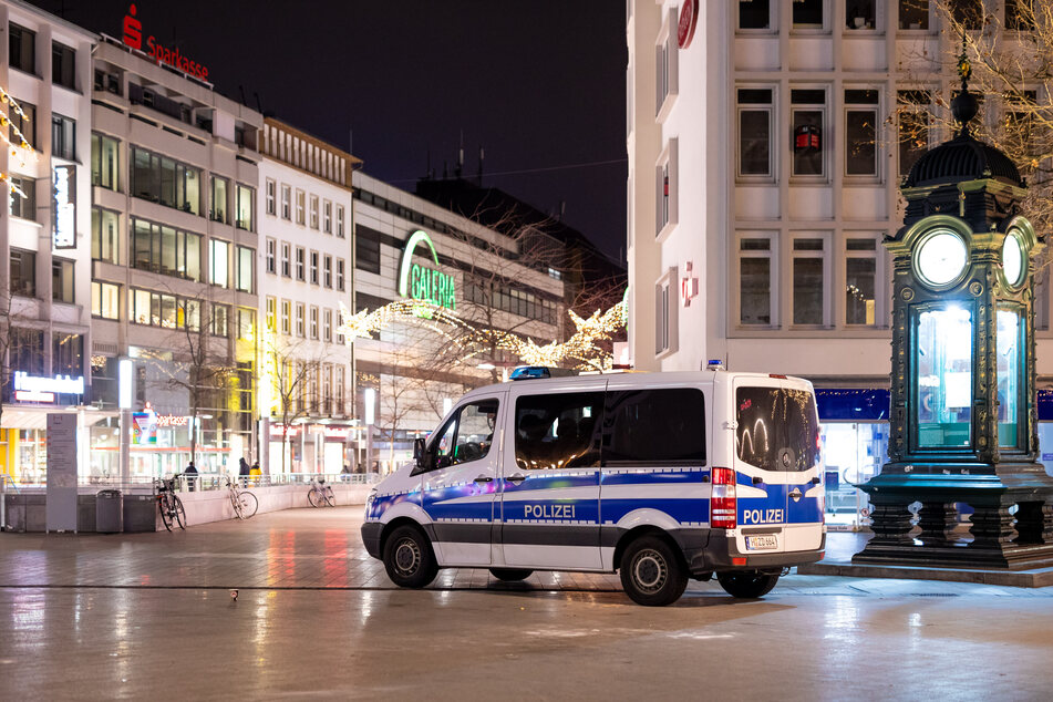 Die Polizei wurde am Freitag in eine Aachener Fußgängerzone alarmiert. (Symbolbild)