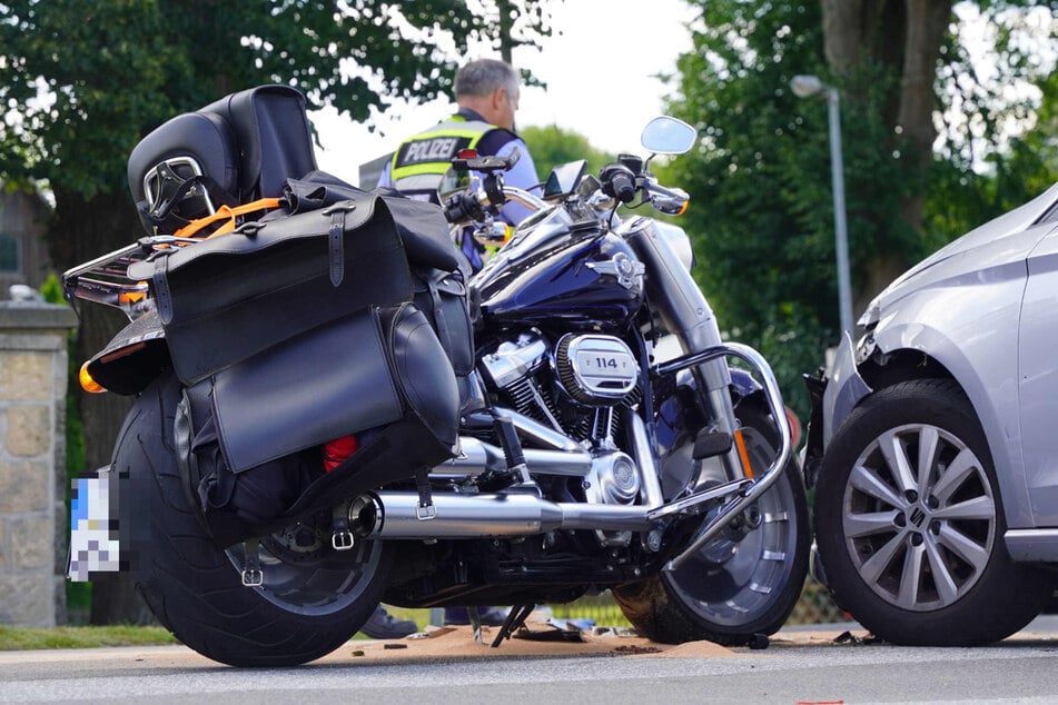 Ein Harley-Fahrer (65) knallte mit einem Seat zusammen. Der 65-Jährige wurde schwer verletzt.
