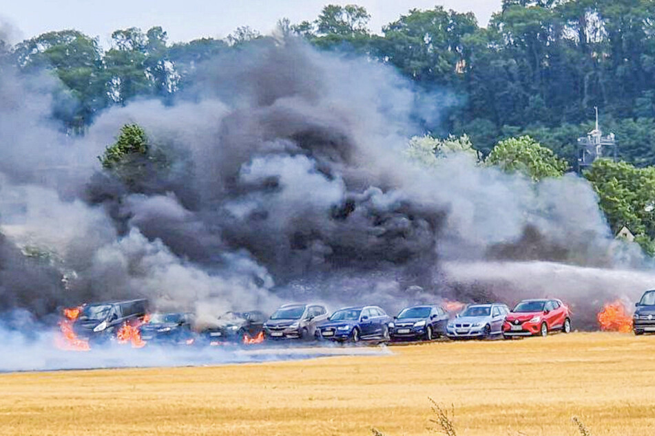 Bei Volksfest: Feuer auf Parkplatz ruiniert ein Dutzend Autos