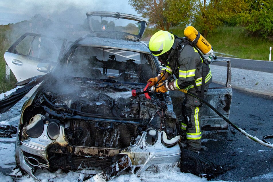 Plötzlich steht ein Mercedes auf der A4 in Flammen!