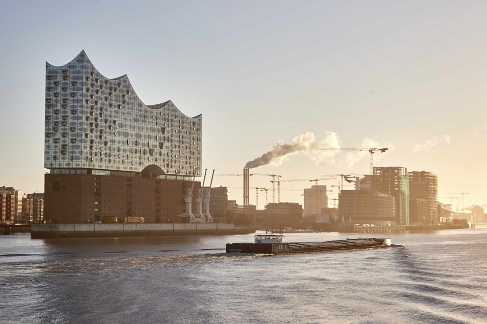 Die Elbphilharmonie in der Hamburger Hafencity. Die Corona-Inzidenz in der Hansestadt ist am Dienstag erneut deutlich gestiegen. (Symbolfoto)