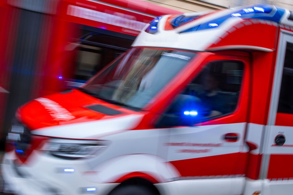 Ein Rettungsdienst kümmerte sich um die elf verletzten Fahrgäste der Straßenbahn. (Symbolbild)
