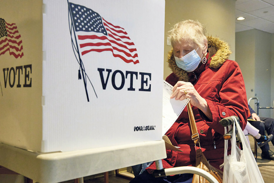 Eine Wählerin füllt ihren Wahlzettel bei der vorzeitigen Stimmabgabe aus: Eine Woche vor der Wahl haben so bereits mehr als 70 Millionen US-Amerikaner abgestimmt.