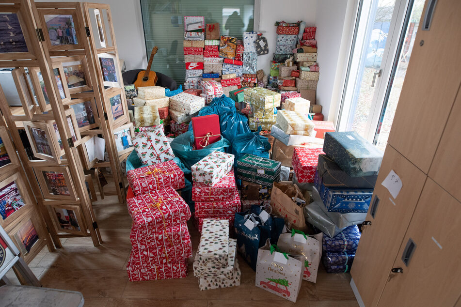 Etliche Geschenke liegen in der Seefahrermission "Duckdalben".