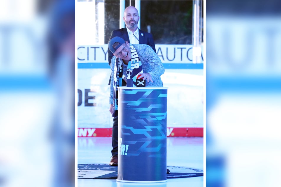Gesellschafter Jens Hewald drückte beim ersten DEL-Heimspiel auf den Buzzer und das Meister-Banner fuhr unter die Decke.