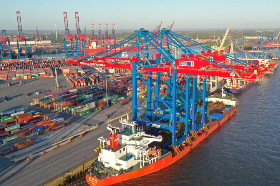 Angekommen im Hamburger Hafen: Die zwei Containerbrücken werden nun für ihren Einsatz vorbereitet.