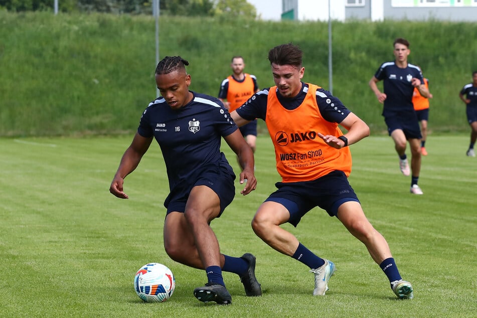 In der ersten Trainingswoche wird nur im Training gespielt - hier Probespieler Martial Ekui (l.) und Leon Damer. Der erste Test erfolgt am Freitag beim SV Rotation Göritzhain.
