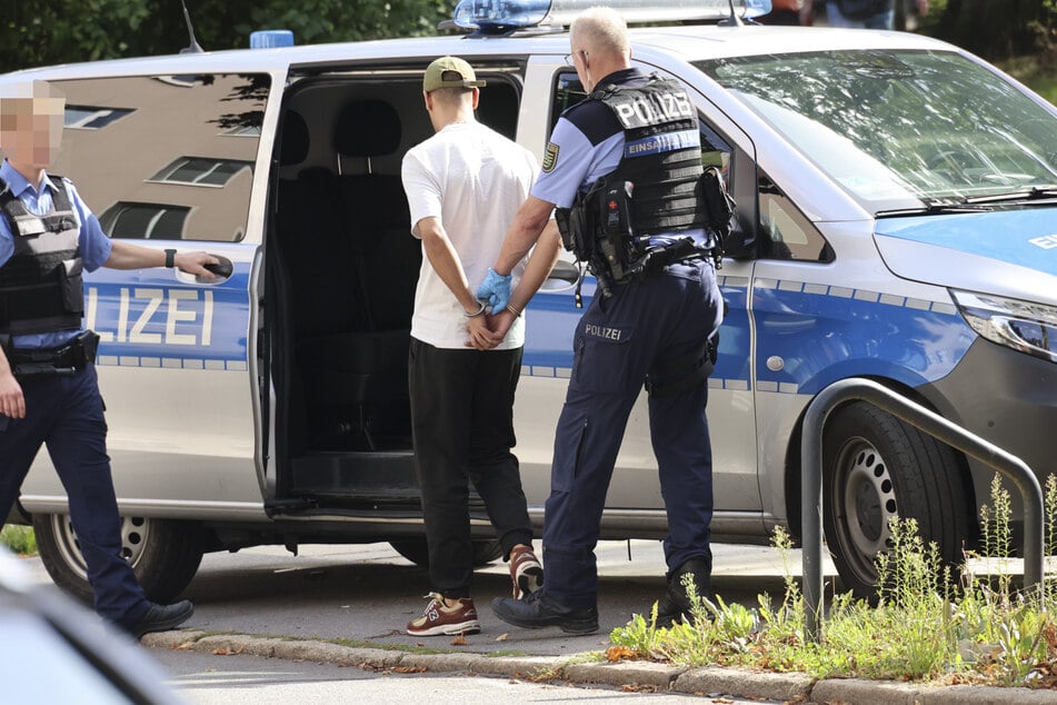 Für einen Mann ging es am Montagnachmittag zunächst auf ein Polizeirevier.