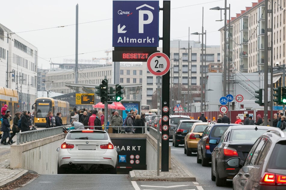 Weiter durchgängig befahrbar, sofern kein Stau, bleibt die Wilsdruffer Straße in westliche Richtung (zum Postplatz).