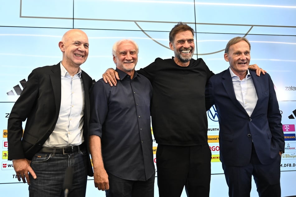 Jürgen Klopp (2.v.r.) strahlt bei seiner Vorstellung als Bundestrainer gemeinsam mit Bernd Neuendorf (v.l.), Rudi Völler und Hans-Joachim Watzke.
