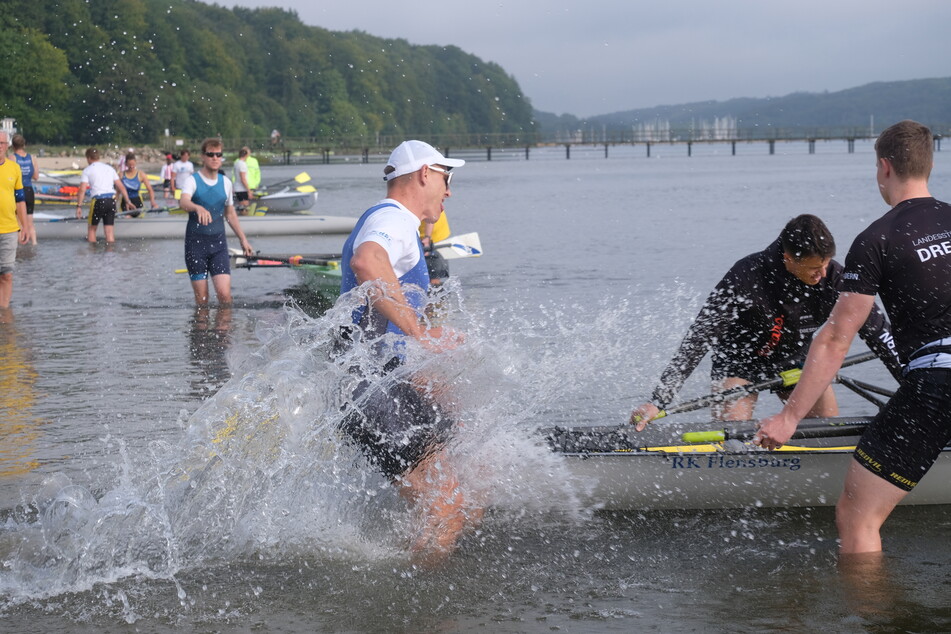 Karl Schulze (35, weiße Mütze) sprintet hier bei der EM-Quali in Flensburg zu seinem Boot.