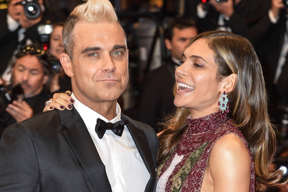 Robbie Williams answers the call of nature and his wife is there to record it