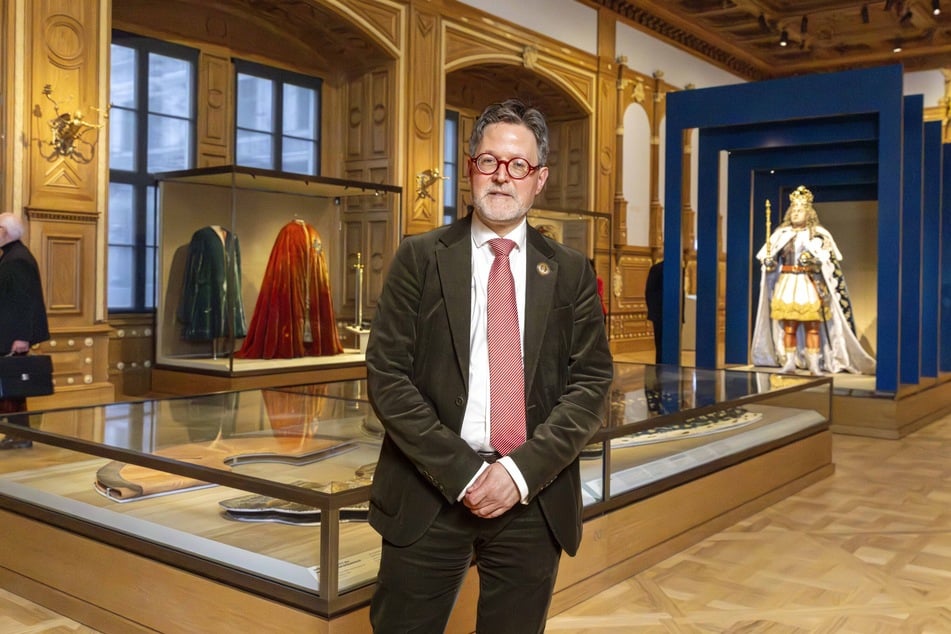 Marius Winzeler (50), Direktor des Grünen Gewölbes und der Rüstkammer, vor der Rekonstruktion der Krönungsfigur August II. 1697.