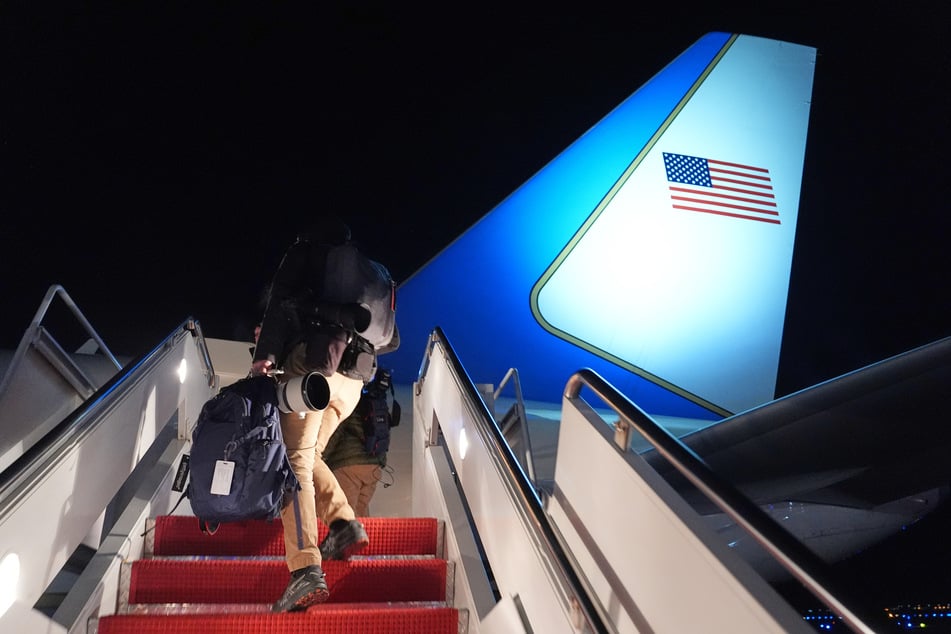 Anschließend hieß es umsteigen: Eine Boeing 757 soll US-Präsident Donald Trump (79) nun sicher in die Schweiz bringen.