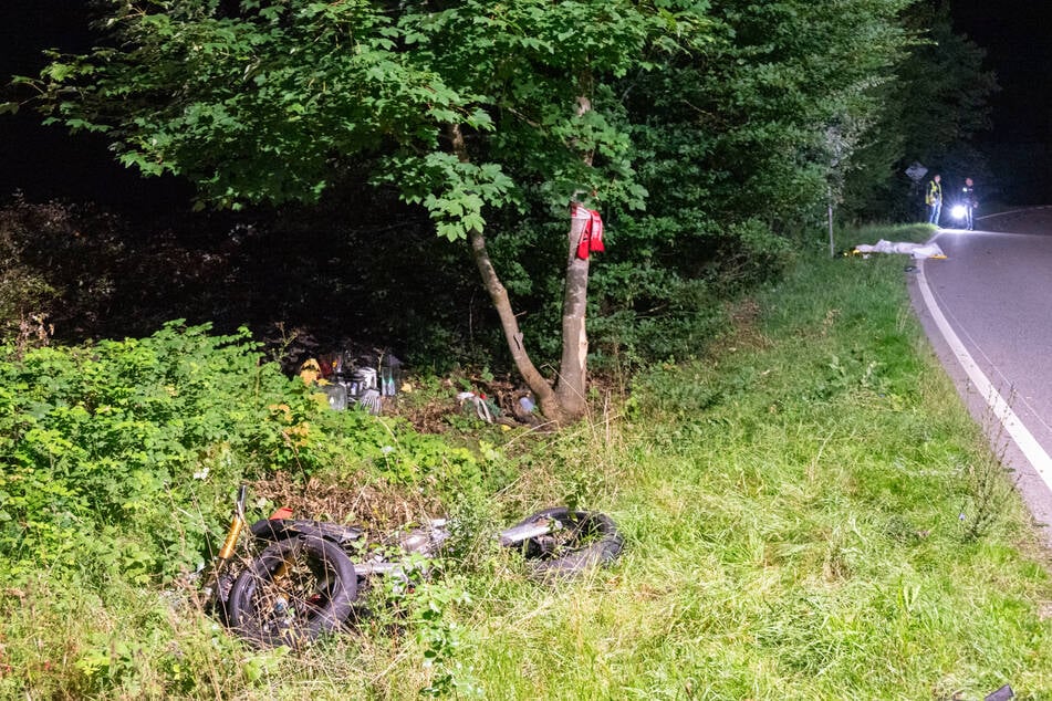 Bei der Polizei gilt die B54, insbesondere an dieser Stelle als ausgewiesene Unfallstrecke. Mehrere Trauerlichter wurden über die Jahre in jener Kurve bereits abgelegt.