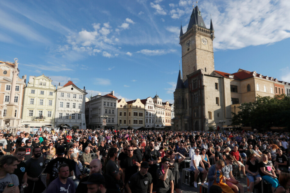 Beschäftigte aus der Musikindustrie haben sich zu einer Demonstration in der Altstadt versammelt.