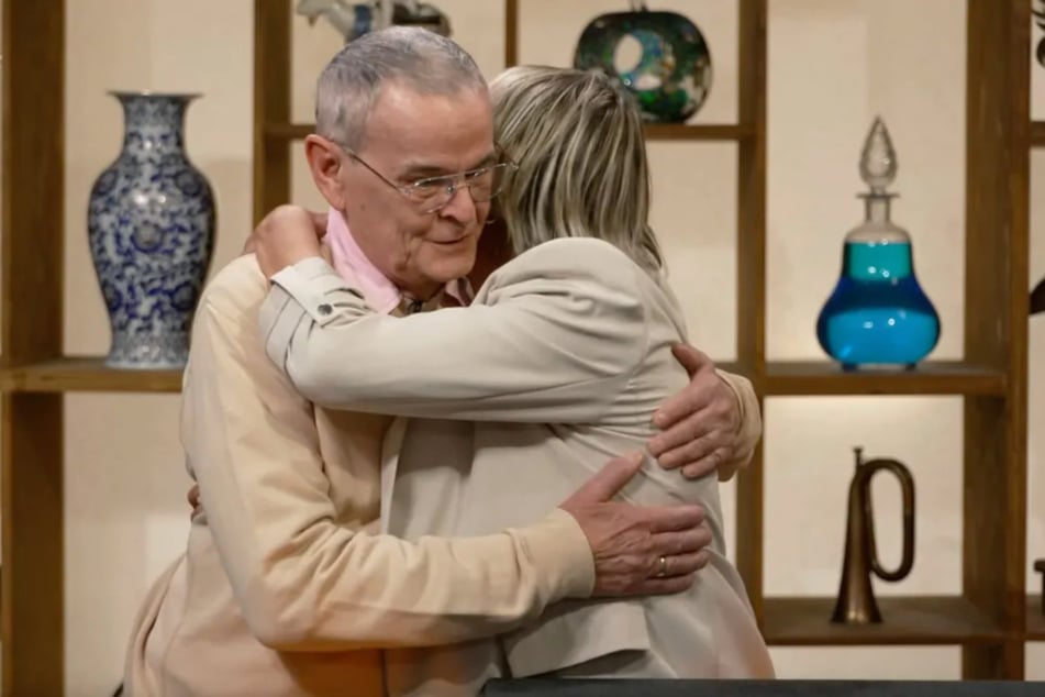 Simone und Ernst können nicht glauben, wie viel ihre mitgebrachte Armbanduhr wert ist.