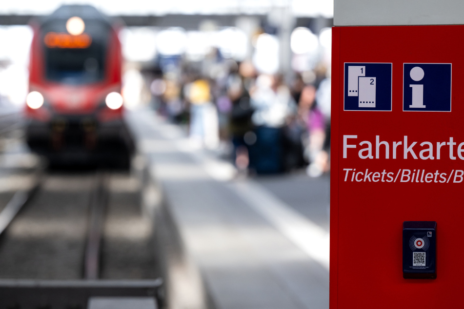 Die Deutsche Bahn verstärkt Züge und Personal in Bayern.