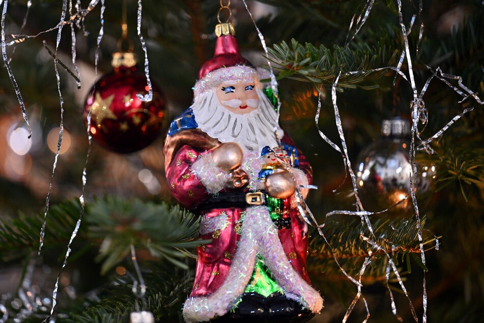 Reichlich Lametta durfte am selbst zusammengesteckten Baum nicht fehlen. Nach der Feier wurde es oftmals sorgfältig abgesammelt.