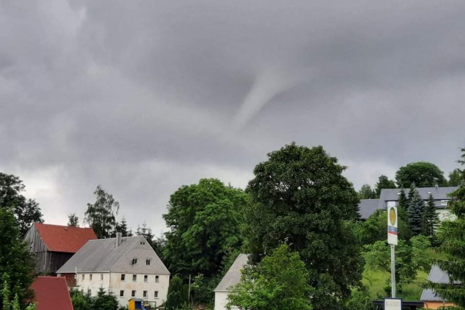 Die Gefahr ist plötzlich so nah: Ein Tornado über Mildenau im Erzgebirge.