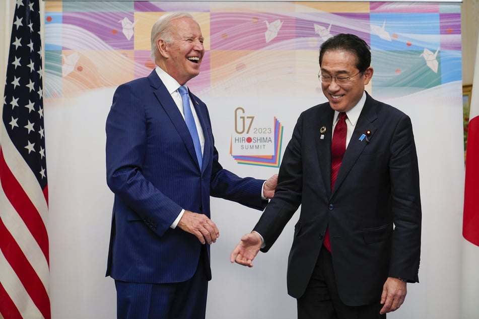 Joe Biden (80, l.), Präsident der USA, und Fumio Kishida (65, r.), Premierminister von Japan, lachen vor einem bilateralen Treffer vor Beginn des G7-Gipfels.