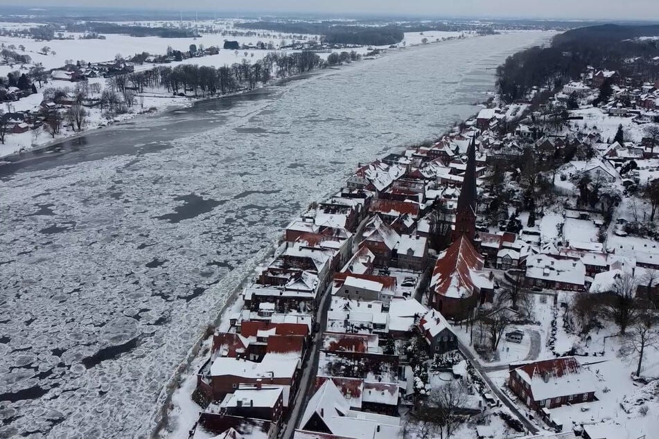 Seltenes Bild: Die Elbe wird von vielen kleinen und großen Eisschollen bevölkert.