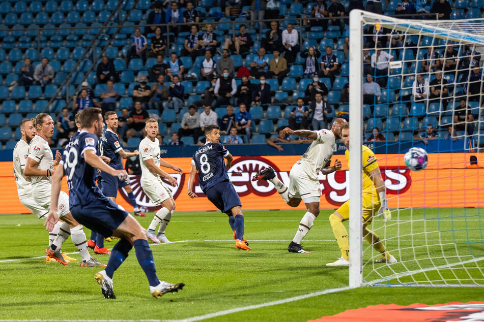 Der Freistoß von Robert Zulj segelt an allen vorbei und schlägt am langen Pfosten des St. Pauli-Tores ein.