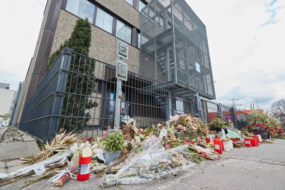 Noch immer Gedenken die Menschen mit Blumen und Kerzen am Tatort den Opfern der Amoktat von Philipp F. (35). Hier eine Aufnahme vom 5. April 2023.