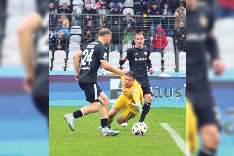 Niklas Hauptmann (28, h.) legte uneigennützig auf Tony Menzel ...