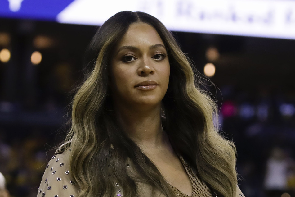 Sängerin Beyonce (39) geht während der ersten Hälfte von Spiel 3 der Basketball-NBA-Endrunde zwischen den Golden State Warriors und den Toronto Raptors in Oakland zu ihrem Platz.