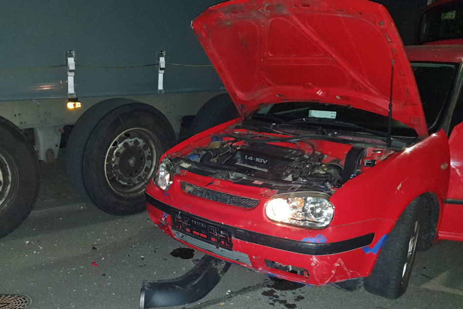 Der VW war nach einem Unfall in einer Baustelle nicht mehr fahrbereit.