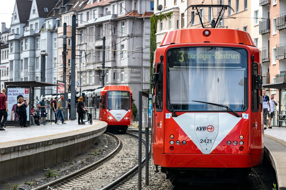 Die KVB müssen etwa 30 Hochflur-Stadtbahnen aus dem Verkehr nehmen. Das Foto zeigt eine Stadtbahn der Serie 2400.