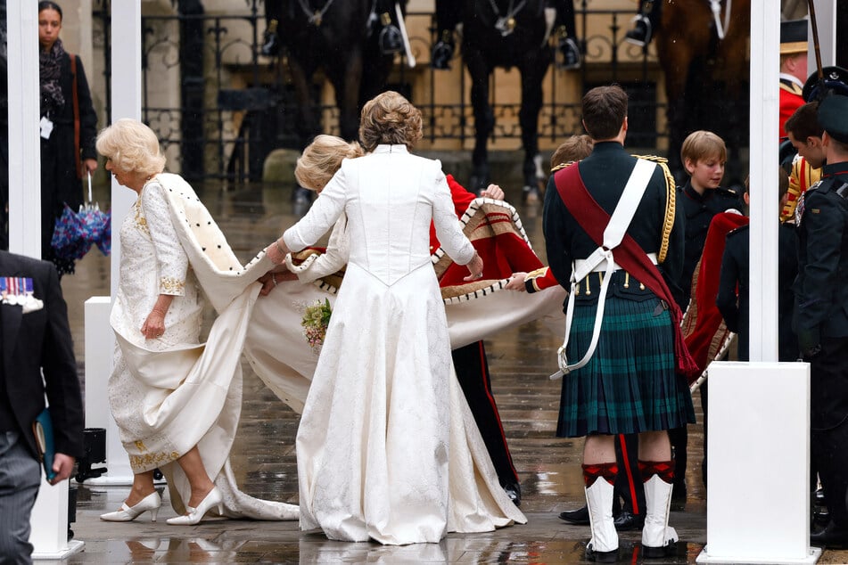 Königin Camilla (75) betritt die Westminster Abbey.