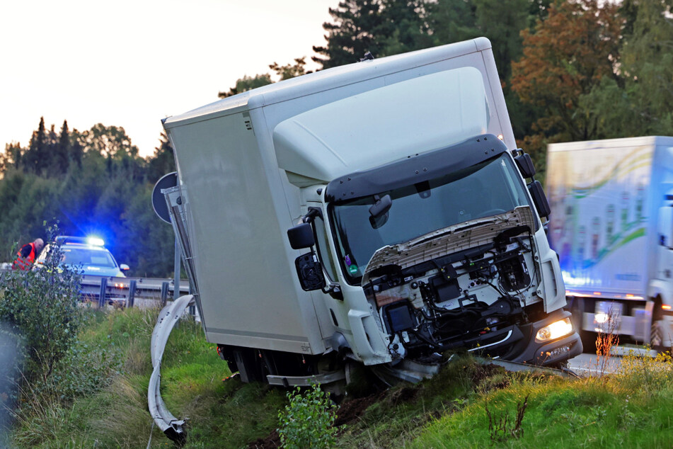 Unfall A4: Auffahrunfall auf A4: Lkw knallt ungebremst in stehenden Lastwagen