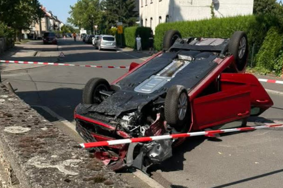 Das Auto landete auf dem Dach.