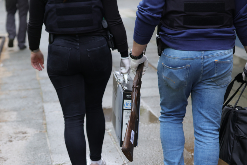 Bei den Durchsuchungen am Dienstagmorgen in Solingen fanden die Beamtinnen und Beamten unter anderem eine mutmaßliche Schusswaffe.