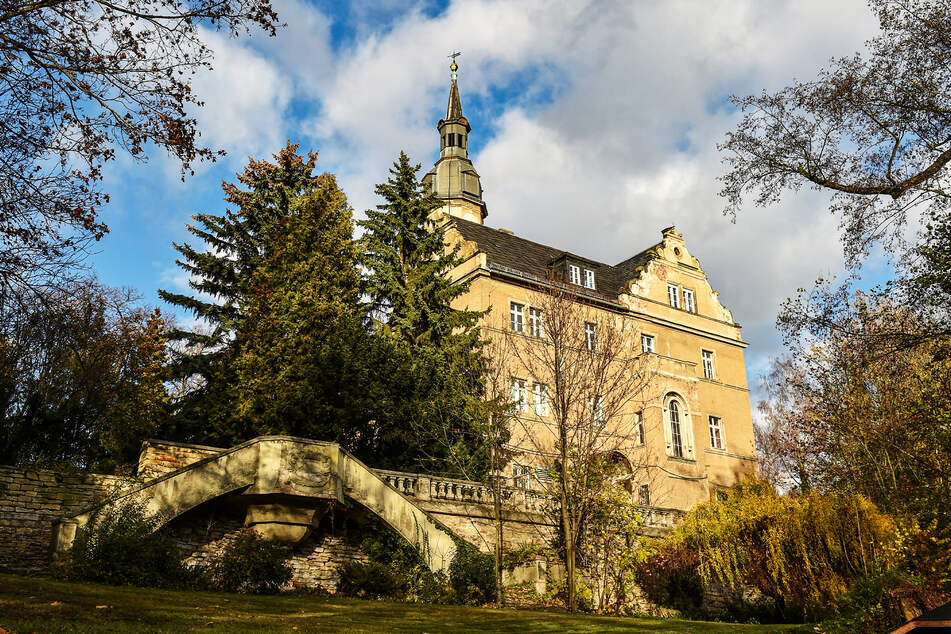 Die Stadt will Schloss Altroßthal verkaufen, Sanierung und Betrieb seien zu teuer.