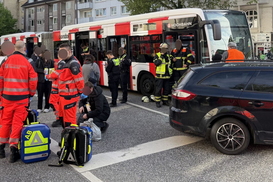 Linienbus kollidiert mit Ford: Insgesamt neun Personen verletzt