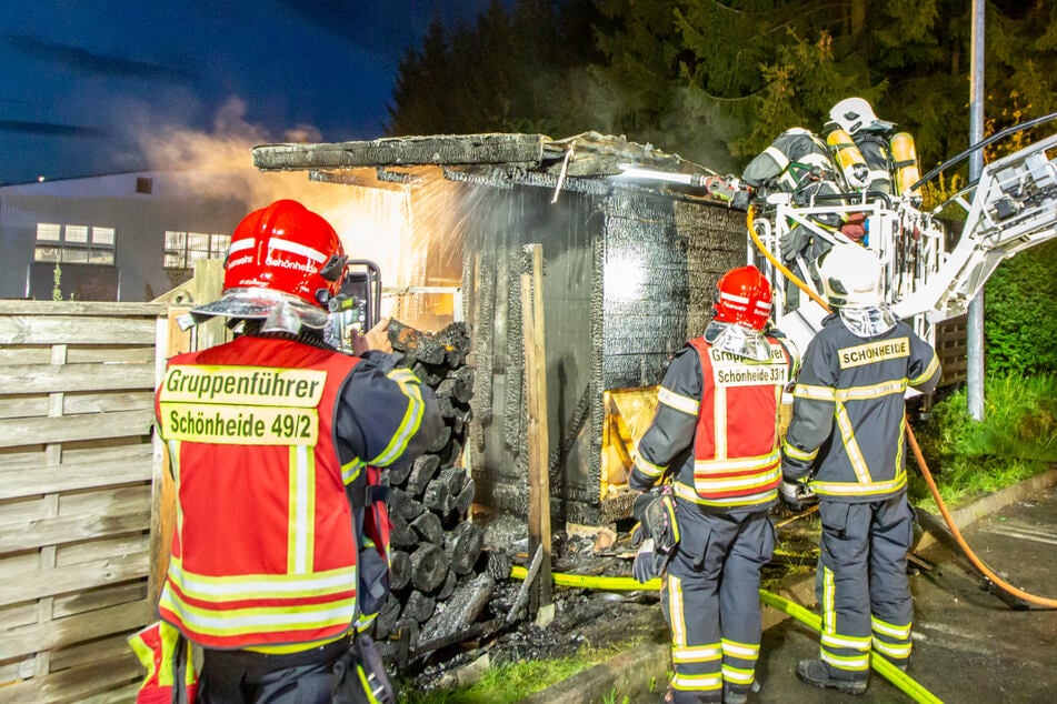 Feuerwehreinsatz im Erzgebirge: Schuppen in Flammen