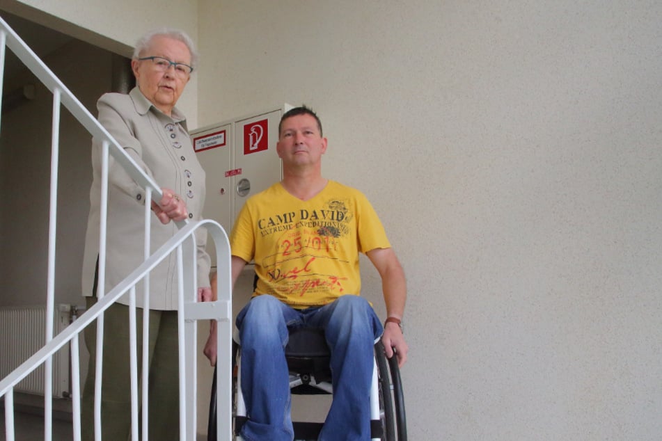 Hilfe für den Nachbarn auch im hohen Alter: Helga Meinert (92) kaufte Brot für Rollstuhlfahrer Jörg Czanderna (48) ein.