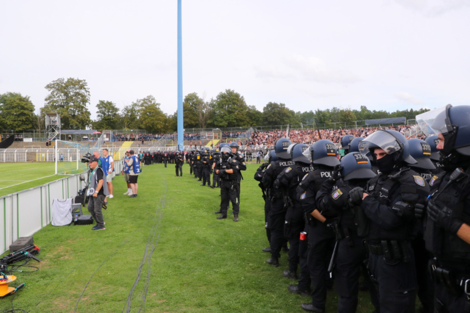Die Einsatzkräfte der Polizei im Leipziger Bruno-Plache-Stadion. Das Spiel musste wegen des Einsatzes von Pyrotechnik unterbrochen werden.