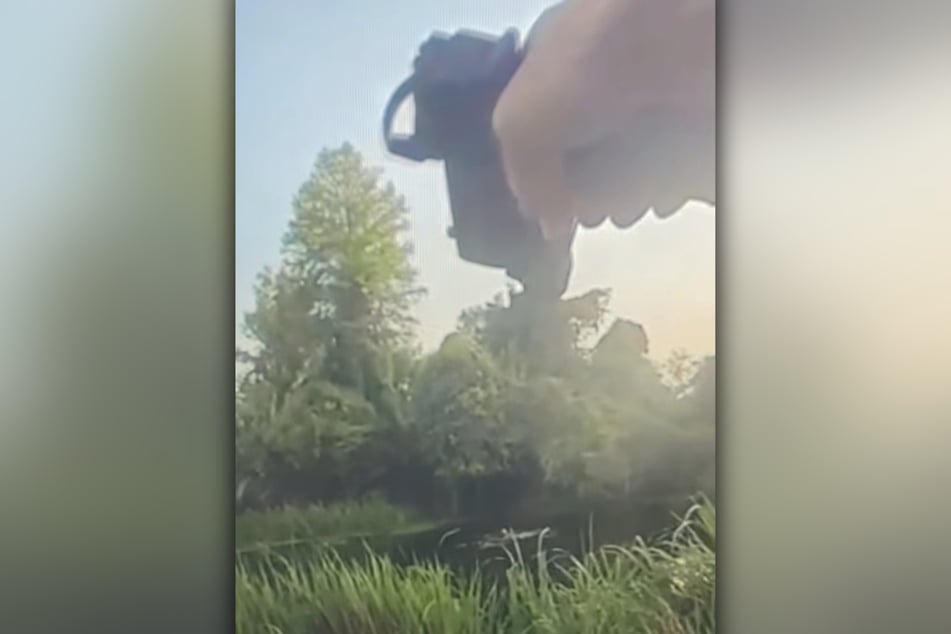 Der Verdächtige versuchte, durch das Sumpfgebiet den Polizisten zu entkommen.
