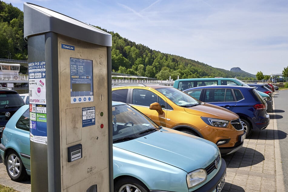 Zur Bedienung des modernen Parkautomaten am Elbeparkplatz in Bad Schandau braucht man ein Automaten-Diplom.