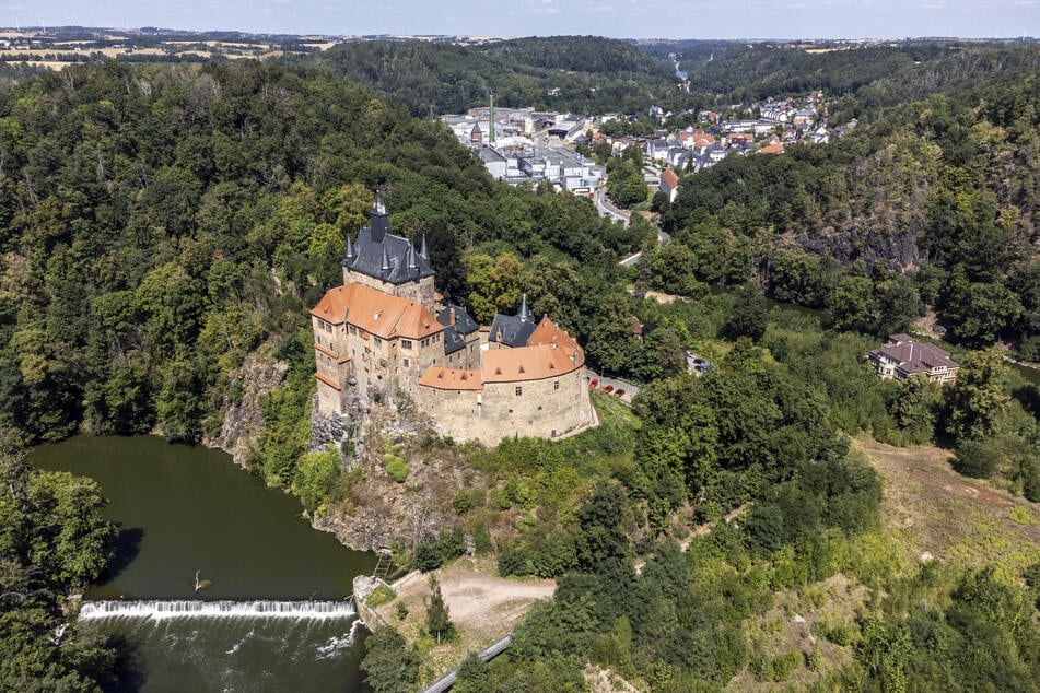 Auf der Burg Kriebstein tauchen Besucher bei Ritterspielen und Gauklern ins Mittelalter ein. (Archivbild)